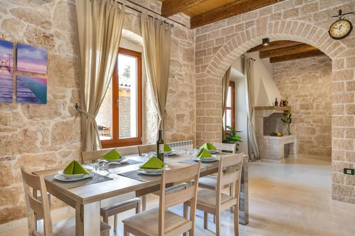 Semesterbostad Villa Genesis - Stadtvilla Marcana Istrien - Mit Privatem, Beheizbaren Infinity Pool Und Olivengarten