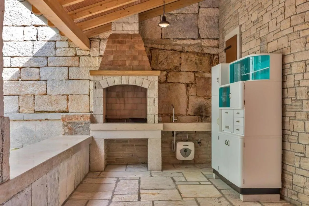 Villa Genesis - Stadtvilla Marcana Istrien - Mit Privatem, Beheizbaren Infinity Pool Und Olivengarten 0*,  Croatia